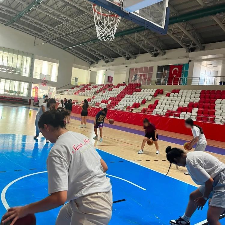 Koruma altındaki çocuklara basketbol eğitimi