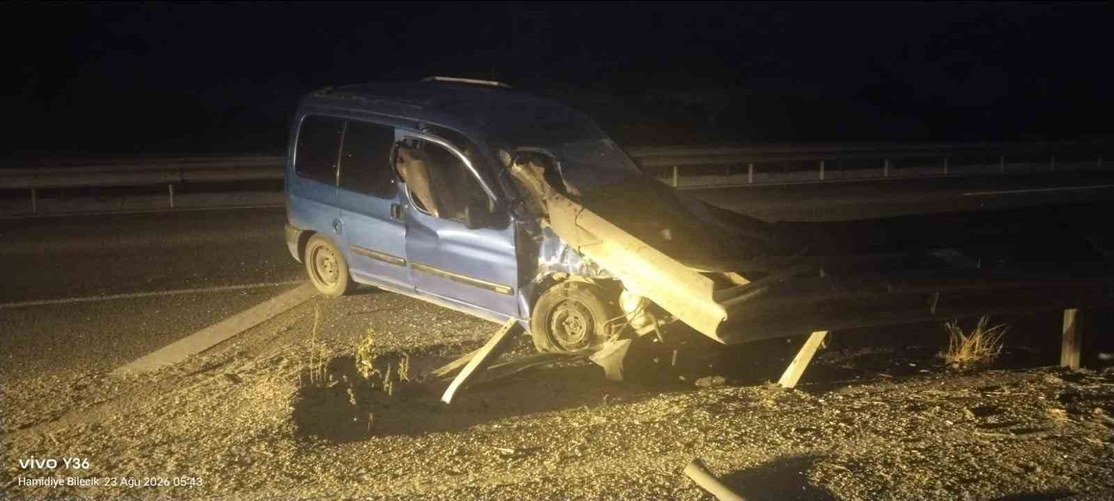 Bilecik’te otomobil bariyerlere çarptı: 1 yaralı