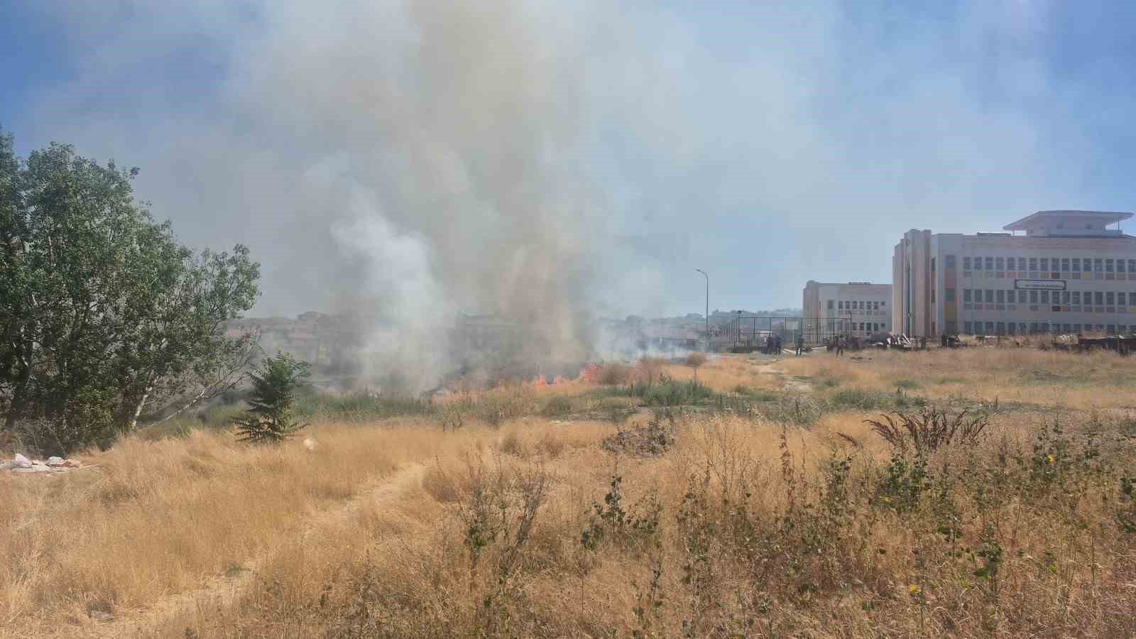 Okul ile sağlık ocağı arasındaki otluk arazideki yangın itfaiye ekiplerince büyümeden söndürüldü