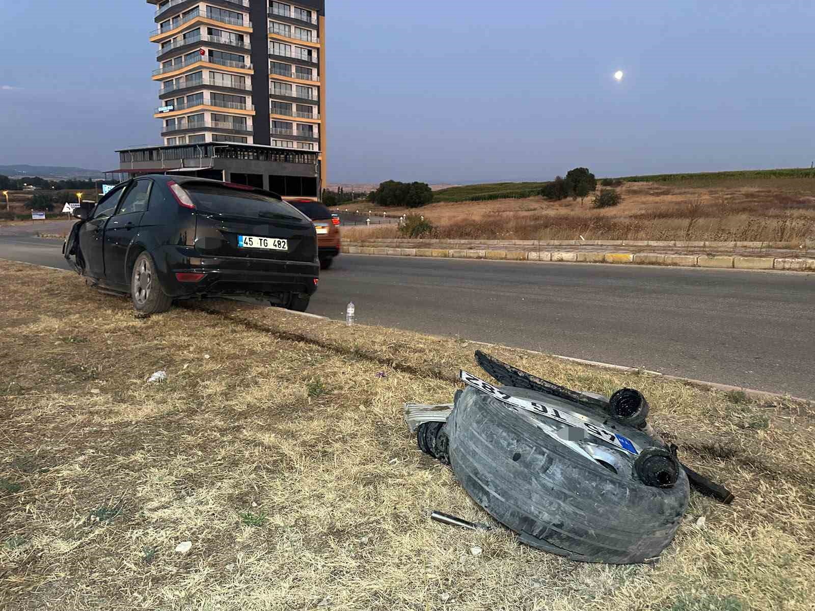Uşak’ta otomobil refüje çıktı: 2 yaralı