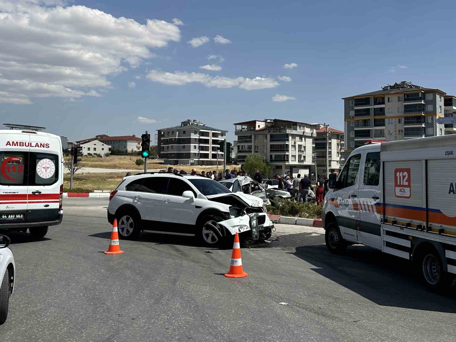 Uşak’ta otomobil ile cip çarpıştı: 3 yaralı