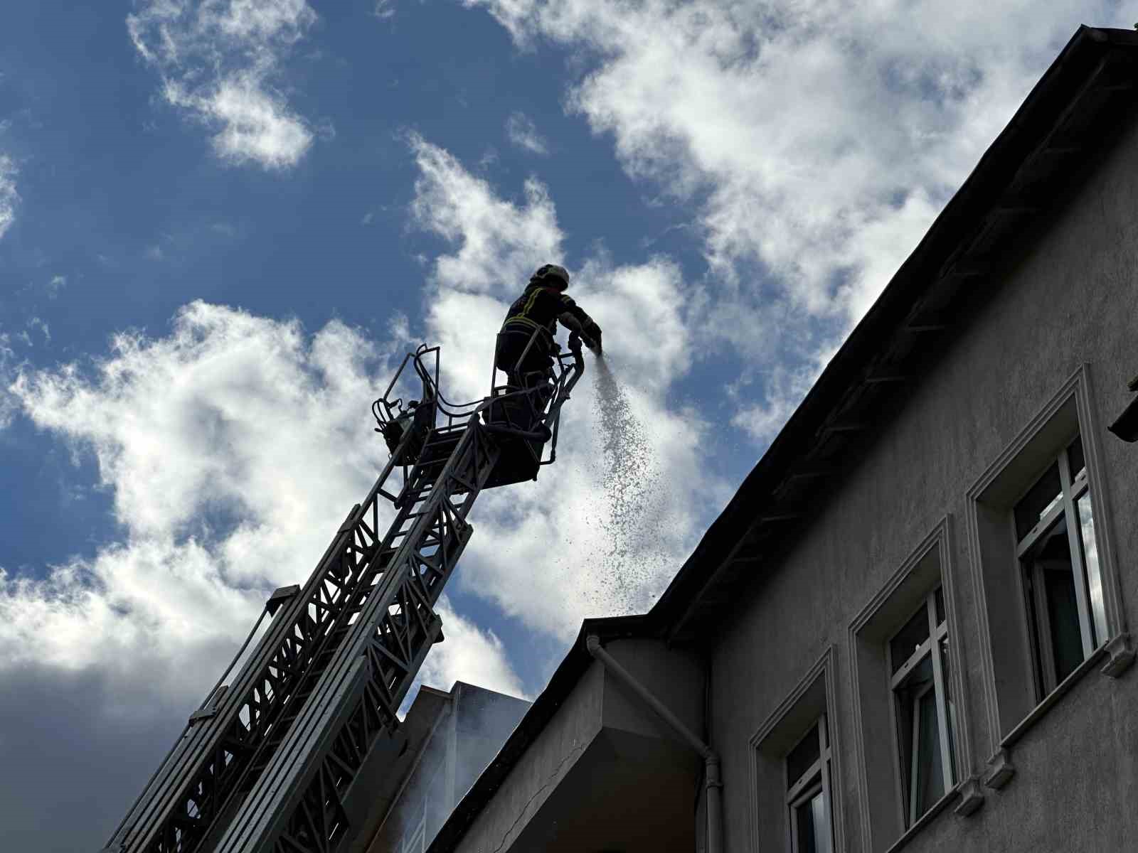 Uşak’ta iki katlı binanın çatı katında çıkan yangın söndürüldü