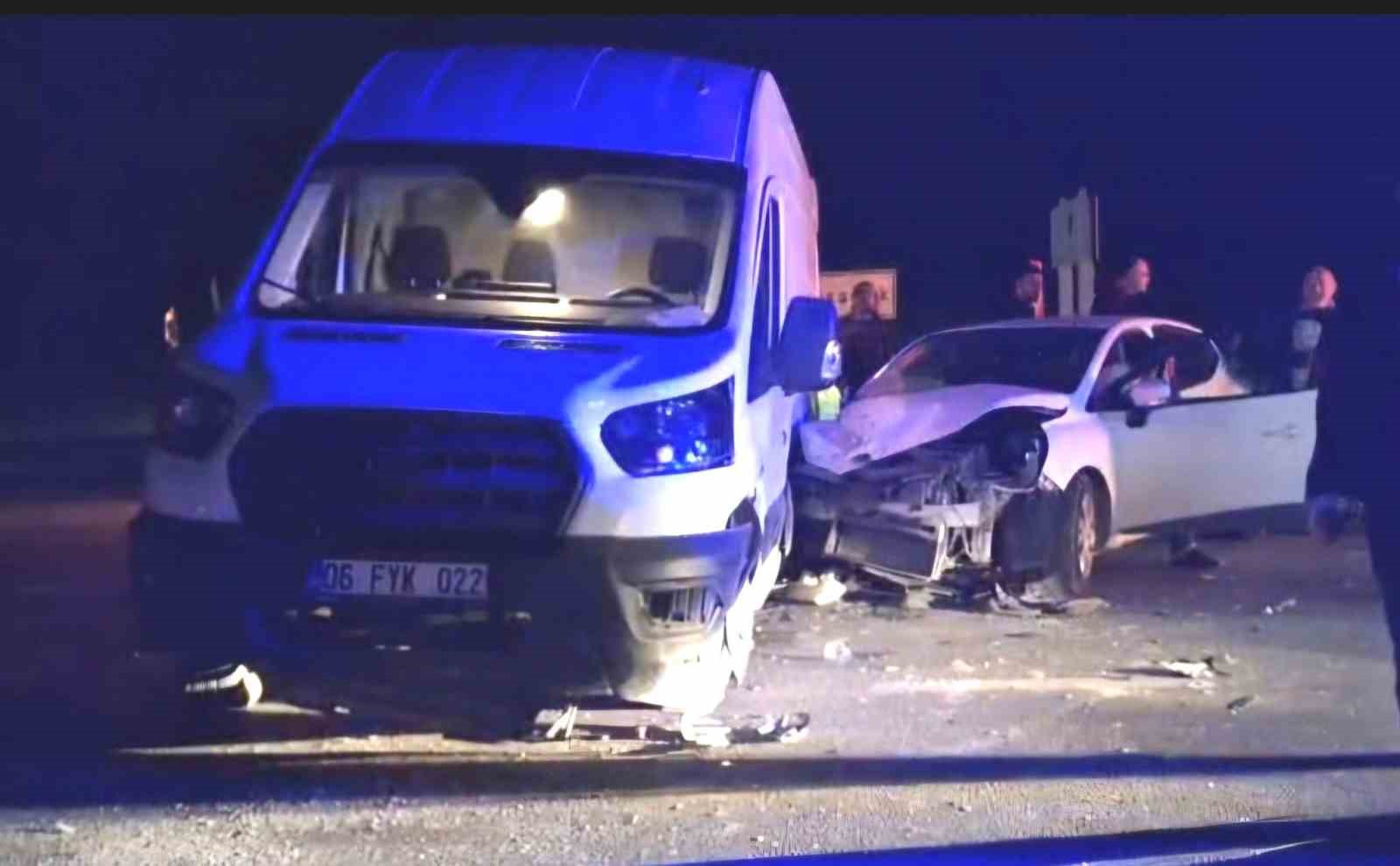 Hisarcık’ta otomobil ile minibüs çarpıştı: 3 yaralı