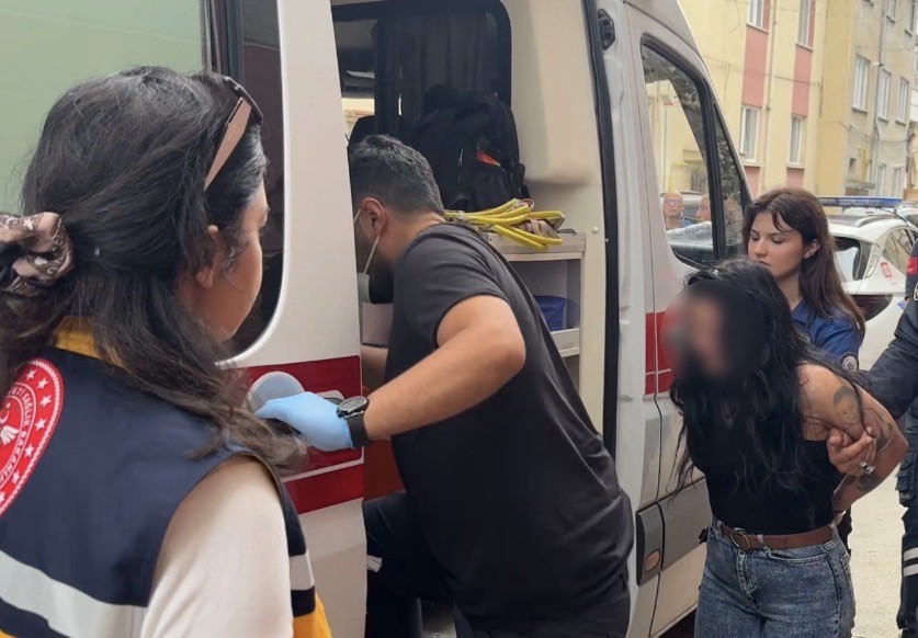 Küçük çekiçle apartmanı birbirine katan kadının korkan çocuğunu polis sakinleştirdi