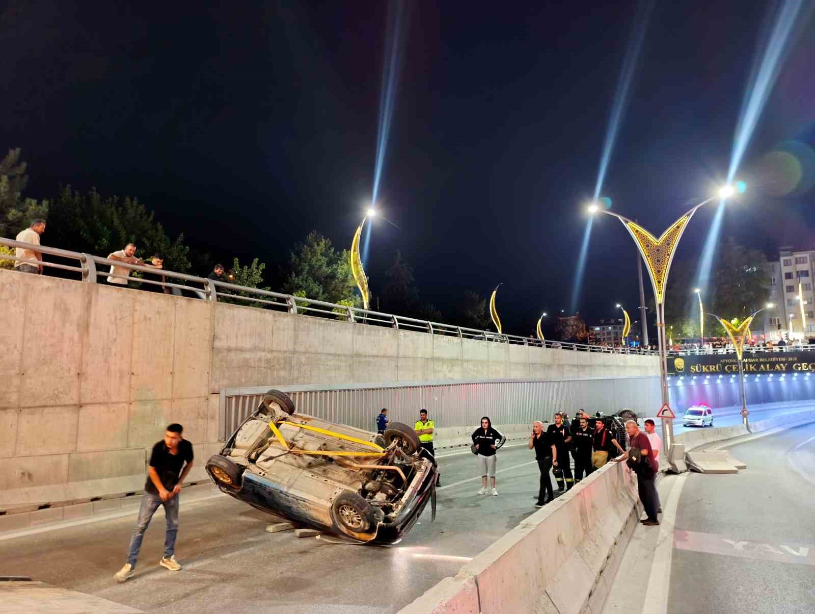 Alt geçitte iki otomobil çarpıştı: 4 yaralı