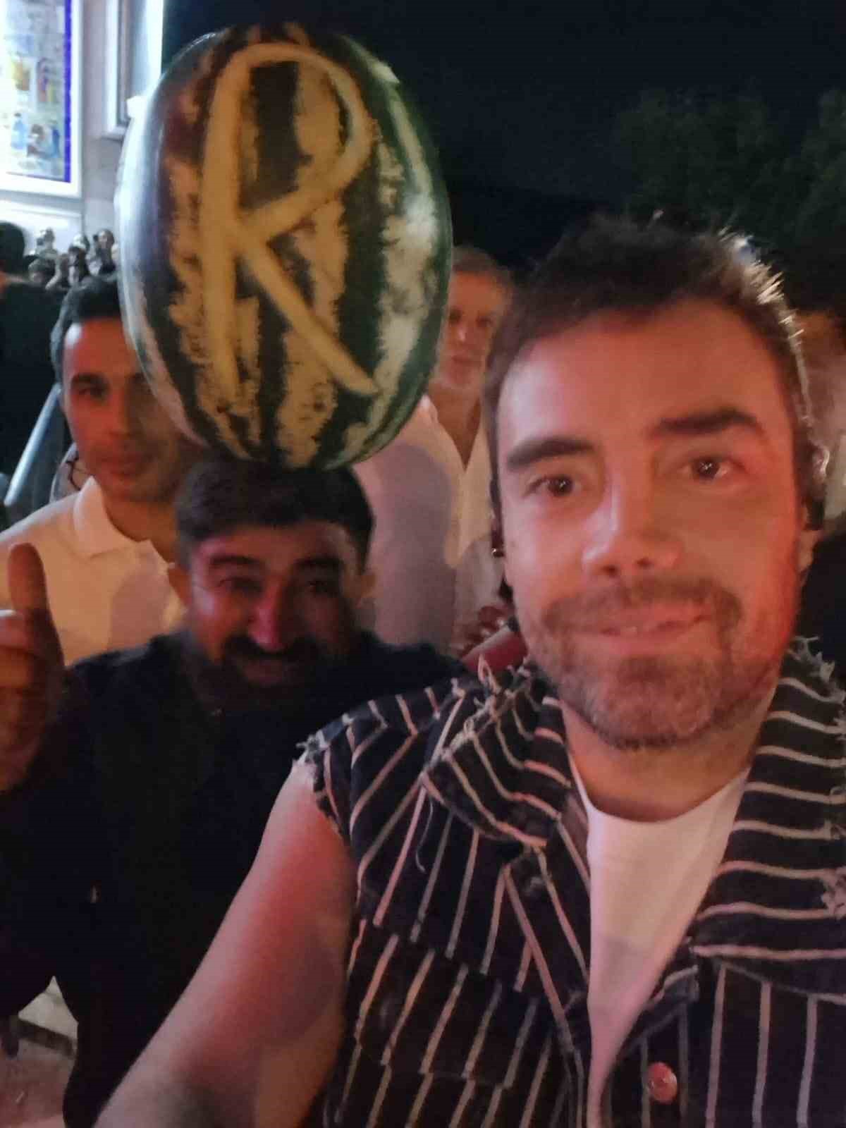 Kafasındaki karpuzla Murat Dalkılıç’la fotoğraf çektirdi