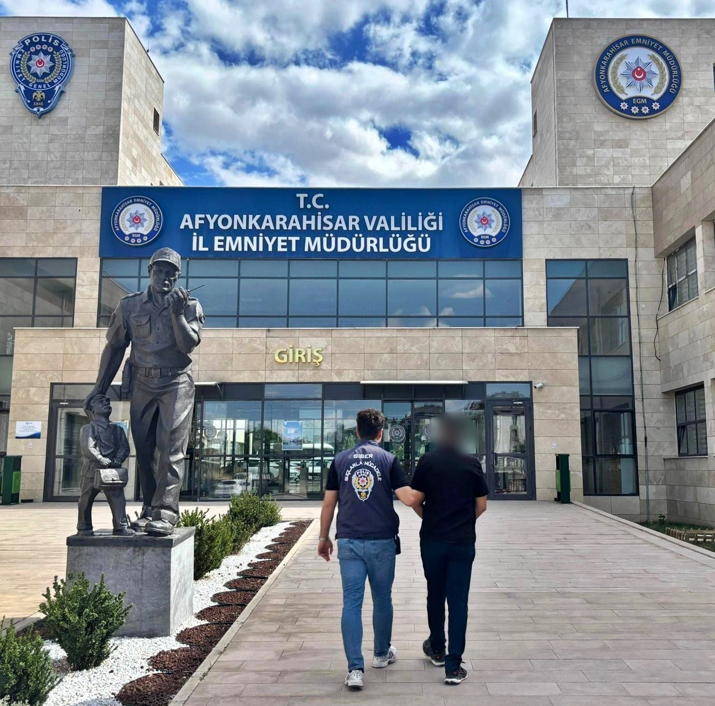 Çocuk müstehcenligi suçundan aranan şahsı polis yakaladı