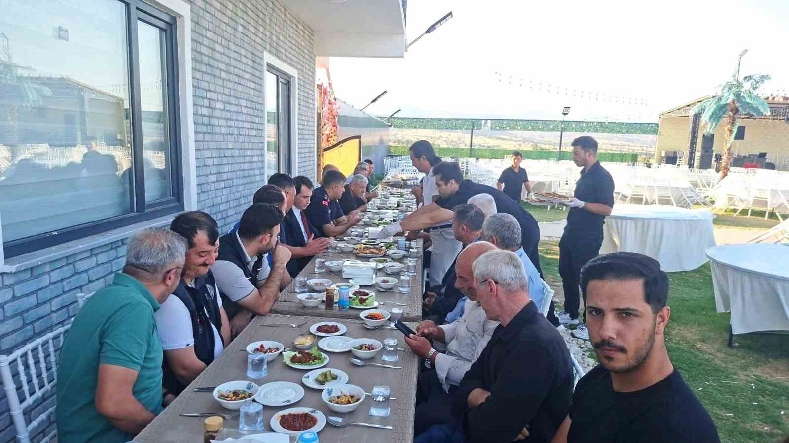Hisarcık’ta köy muhtarları birlik beraberlik yemeğinde bir araya geldi