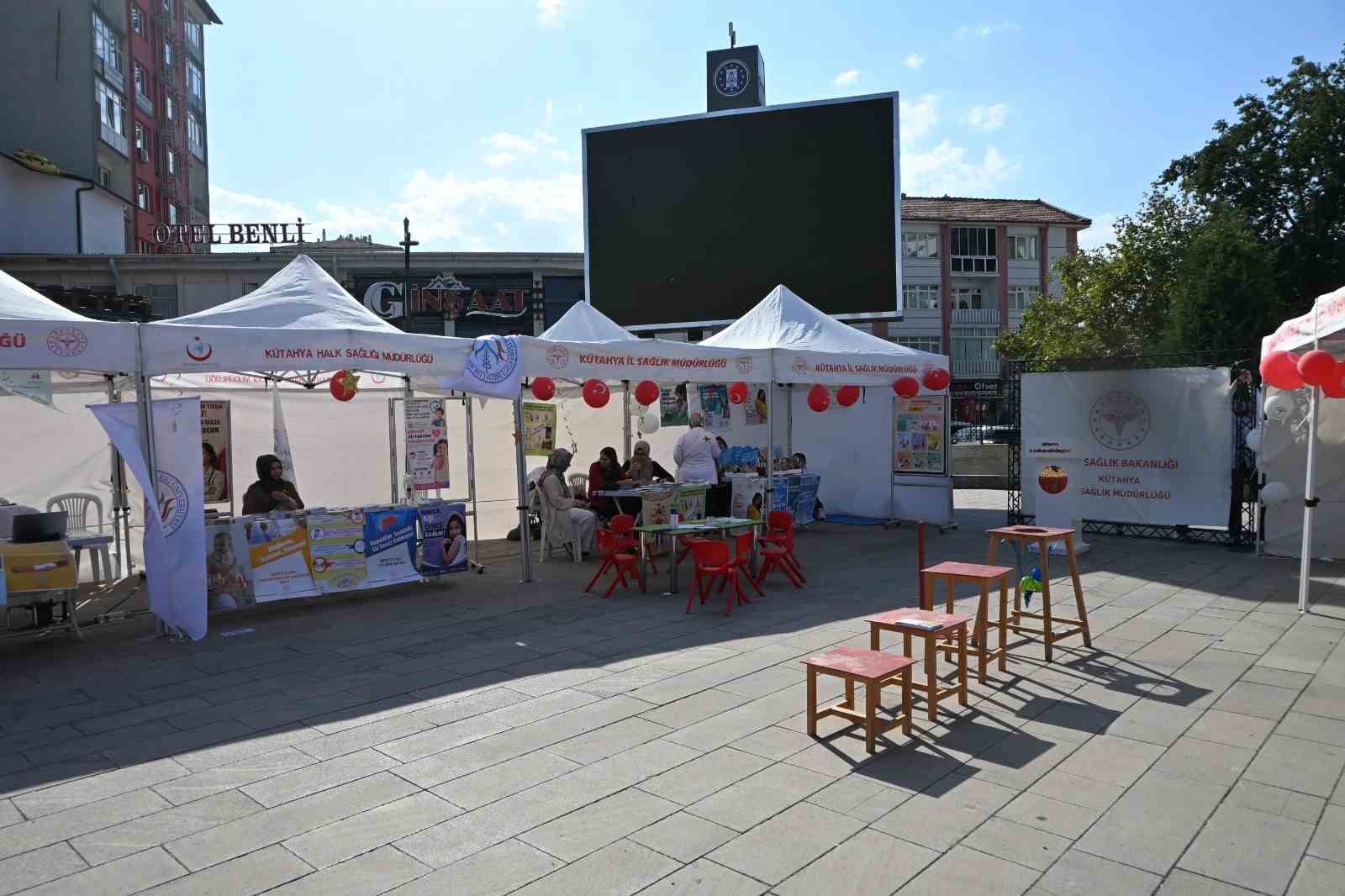 Meydanda standlar kuruldu, vatandaşlara koruyucu sağlık hizmetleri anlatıldı
