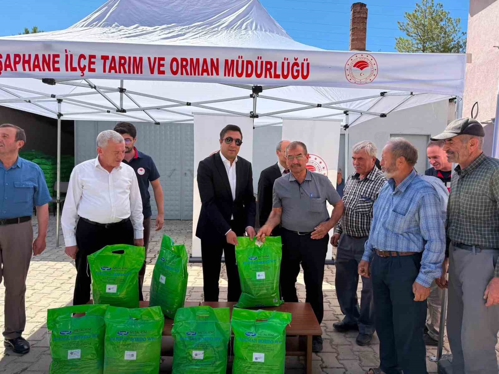 Şaphane’de kiraz ve vişne üreticilerine bordo bulamacı desteği