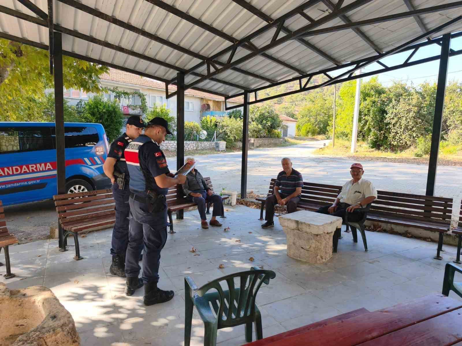 Jandarma dolandırıcılık olaylarına karşı vatandaşları bilgilendirdi