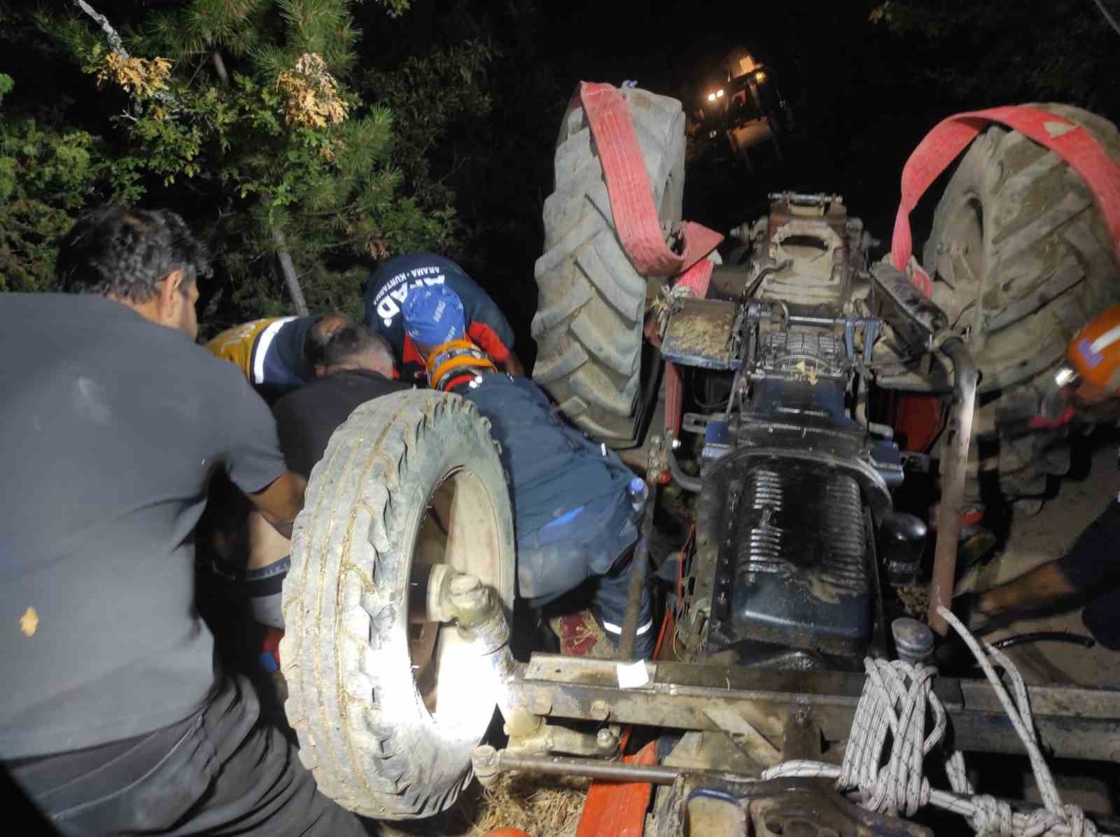 Devrilen traktörün altında kalan sürücü kurtarıldı