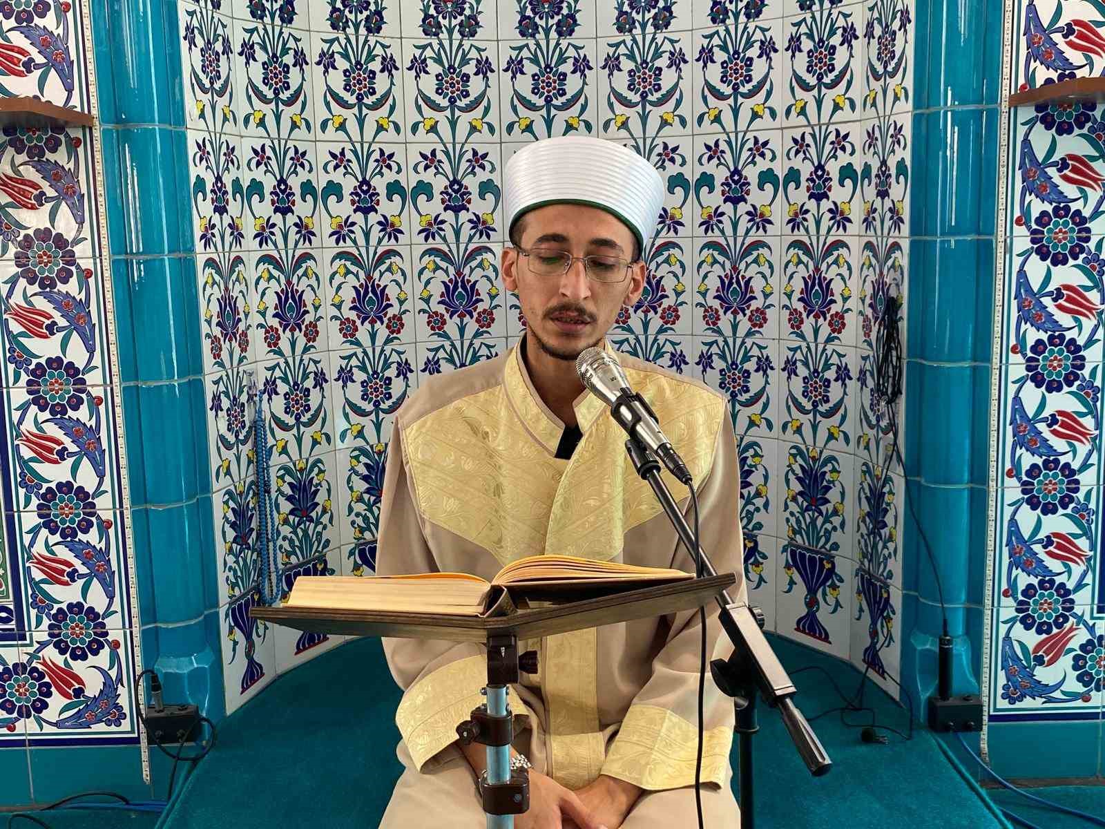 Konuşurken kekeleyen vekil imam hatip, Kur’an-ı Kerim’i ve duaları takılmadan okuyor