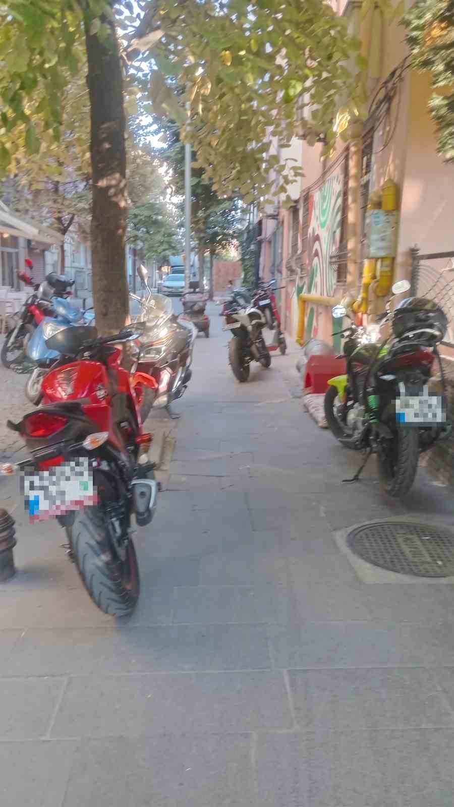 Eskişehir’de kaldırımlar motosiklet otoparkına döndü