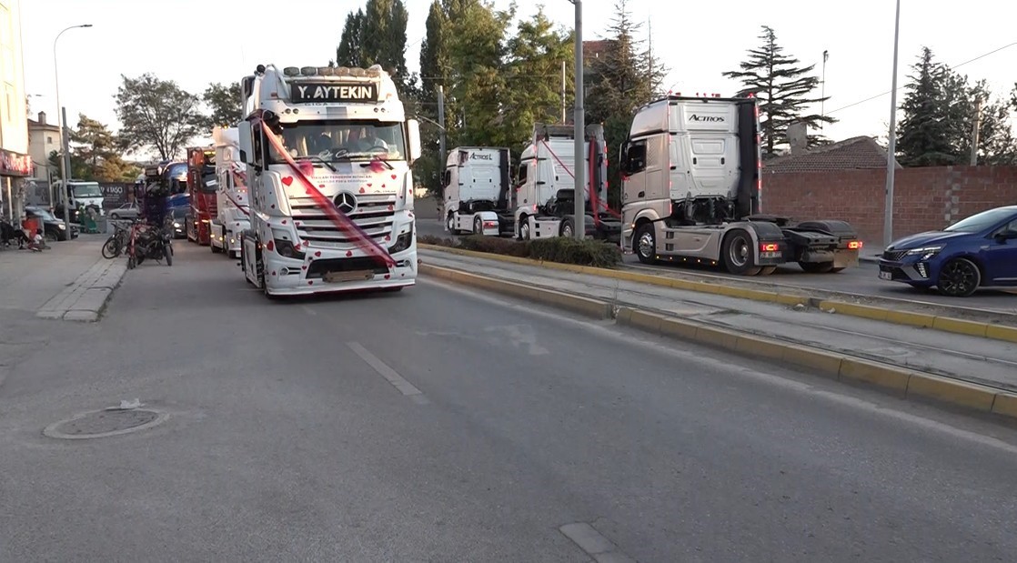Evlenen yeğenine tır konvoyu sürprizi yaptı