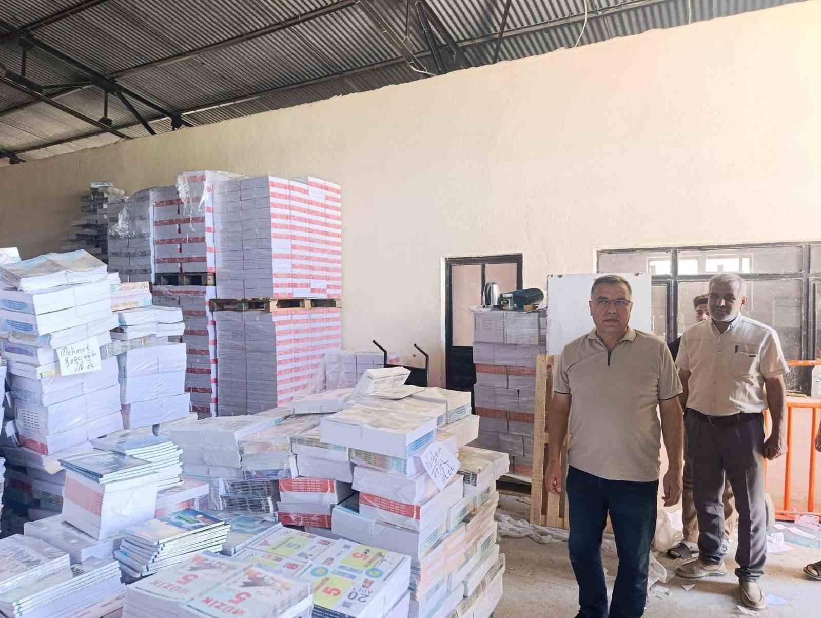 Ders kitaplarının eksiksiz ve düzenli dağıtımı için çalışmalar sürüyor