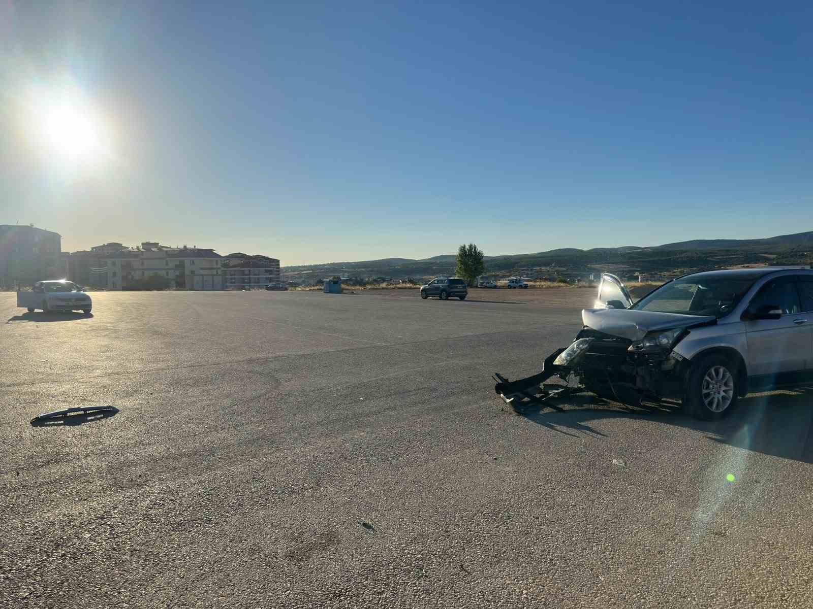 Uşak’ta iki otomobil çarpıştı: 1’i çocuk 3 kişi yaralandı