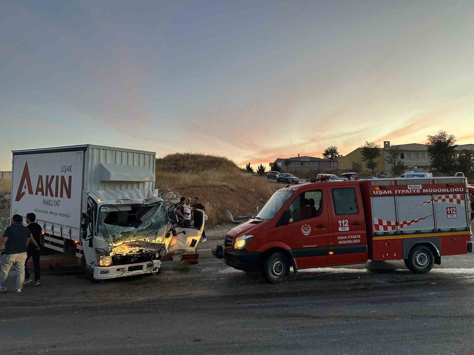Uşak’ta itfaiye aracı ile kamyon çarpıştı: 1 ölü, 2 yaralı