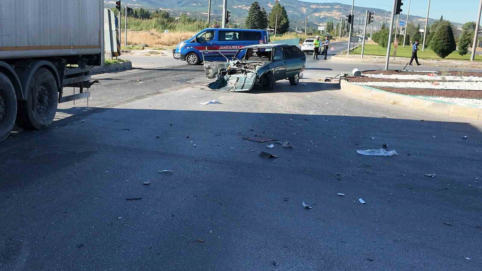 Gediz’de tır ile otomobilin karıştığı trafik kazasında 2 kişi yaralandı