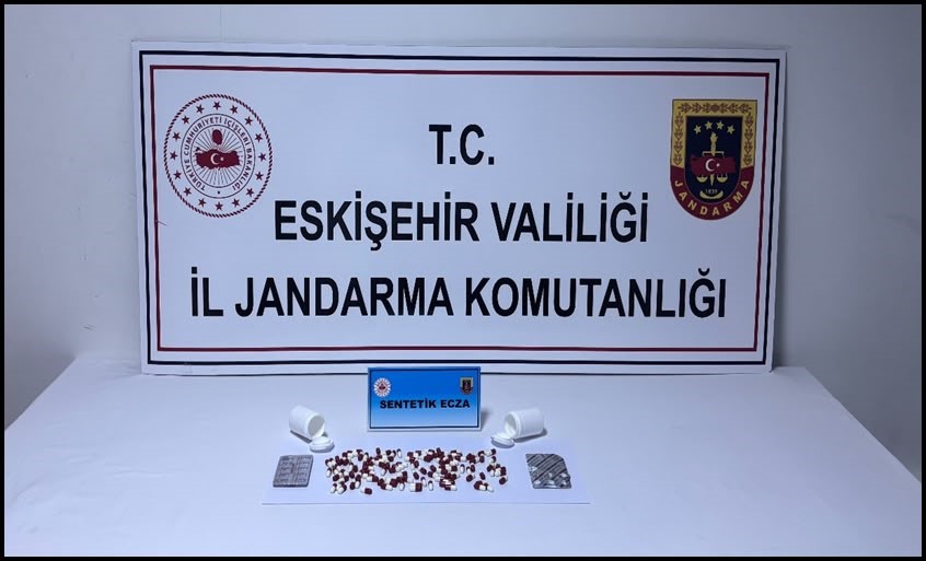 Üzerinde 128 adet sentetik ecza hapı taşıyan otobüs yolcusu jandarmaya yakalandı