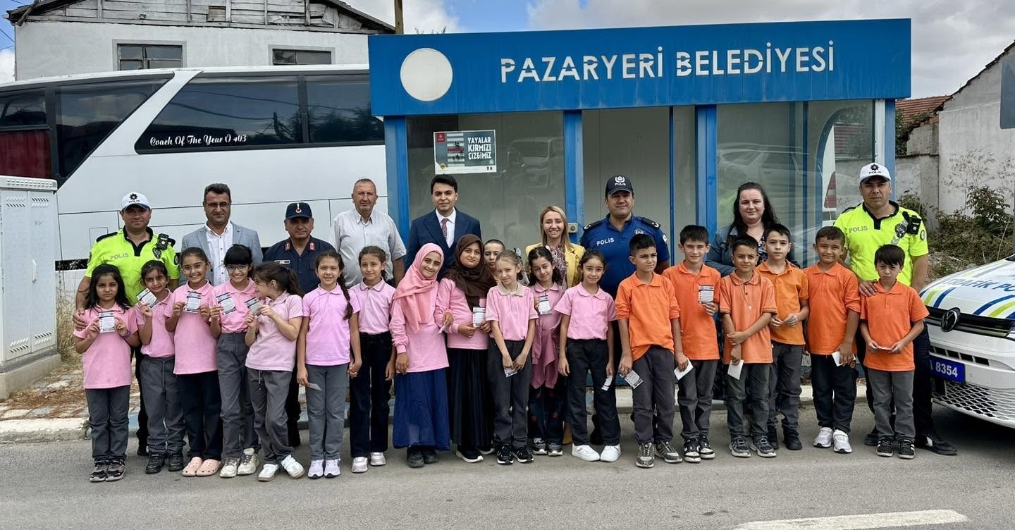 Okul çevresinde bulunan yaya yolunu çocuklar boyadı