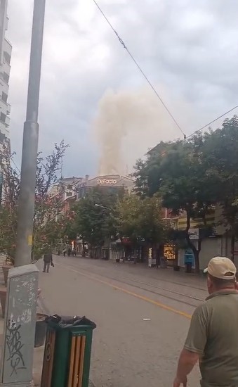 Eskişehir’de giyim mağazasının çatısında yangın çıktı