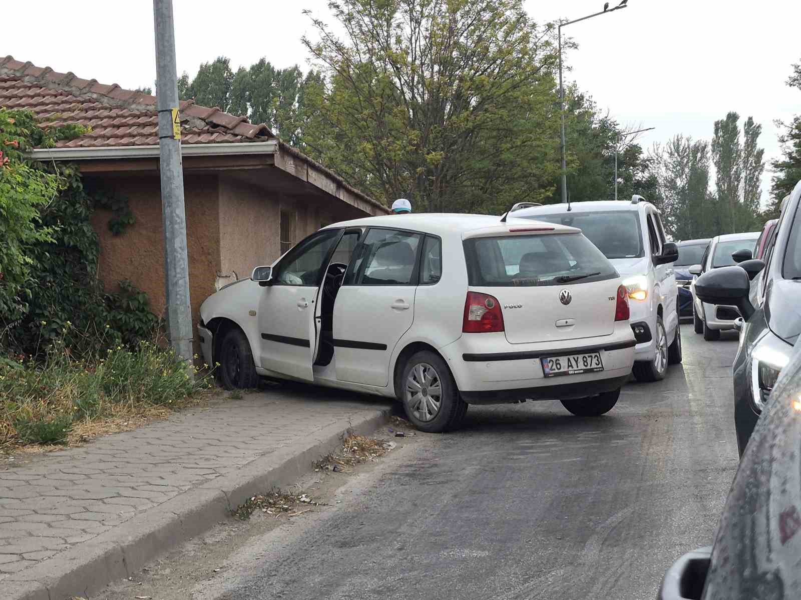 Eskişehir’de kontrolden çıkan otomobil duvara çarptı