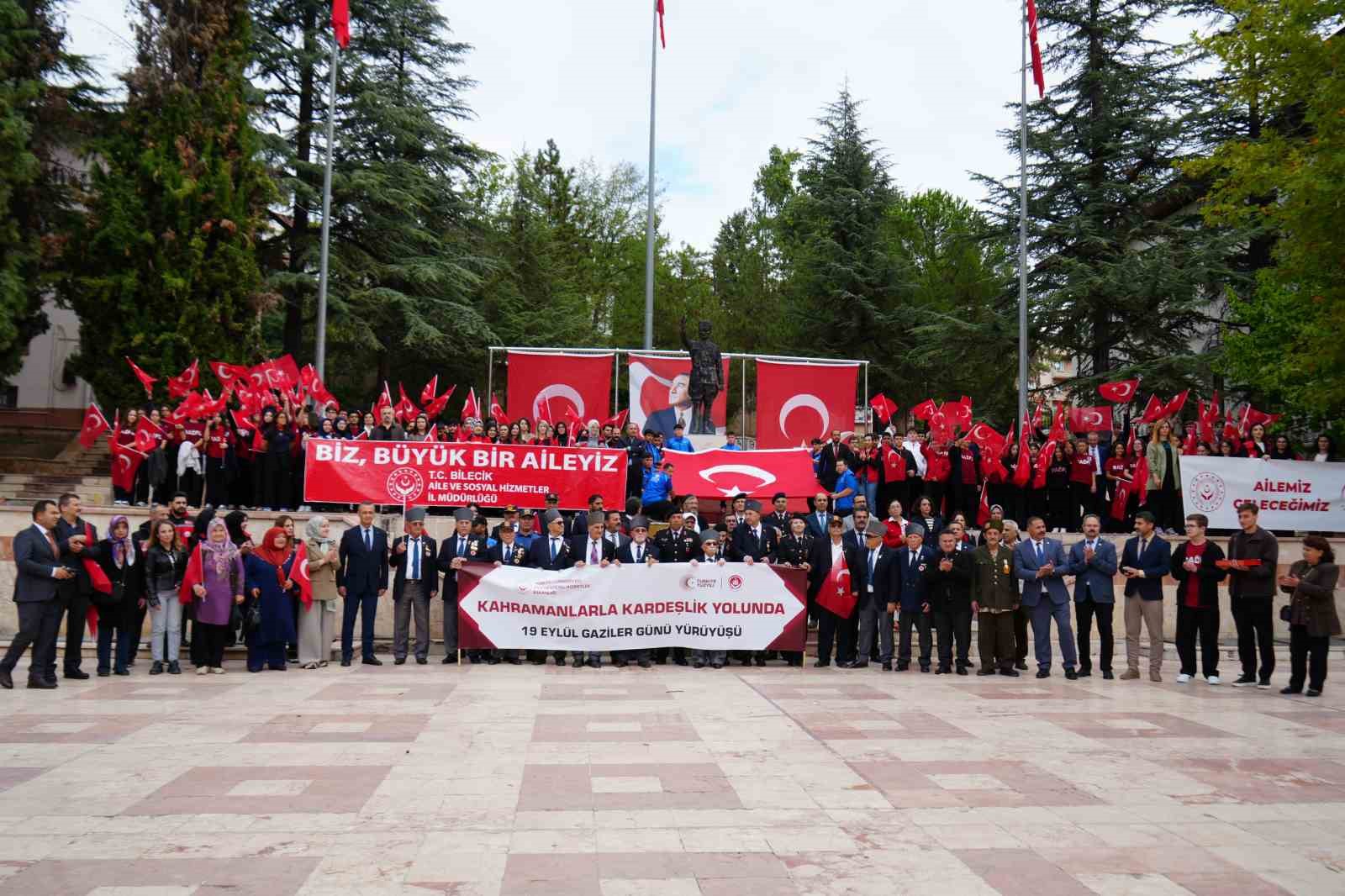 Gaziler ve gençler ellerindeki Türk bayraklarıyla omuz omuza yürüdü