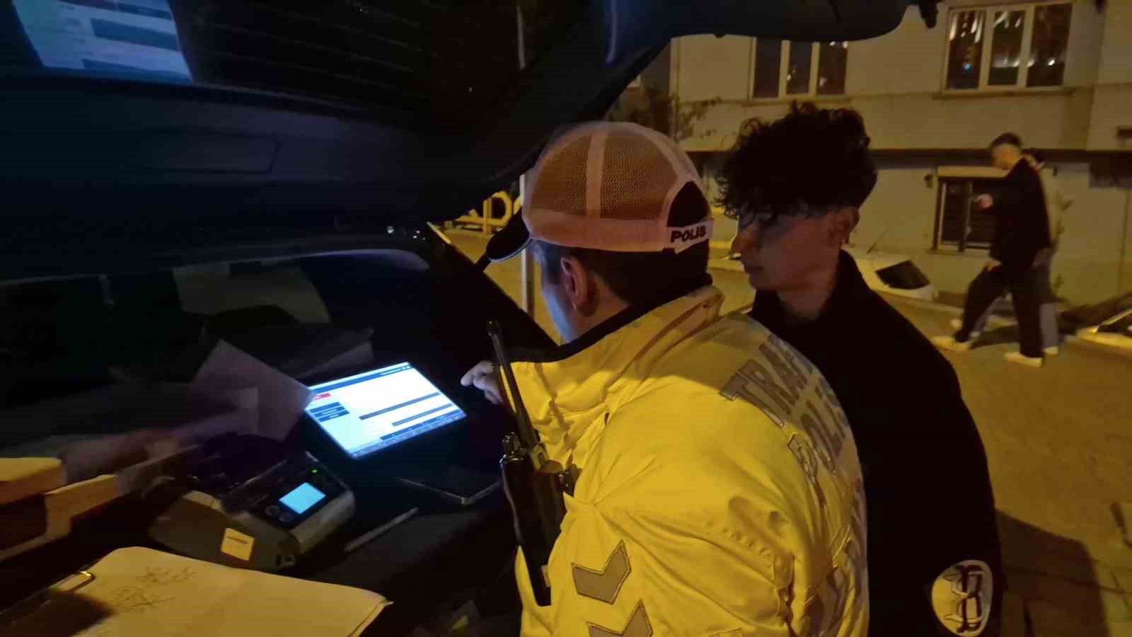 Polisin "dur" ihtarına uymayıp kırmızı ışıkta makas atarak kaçan motosikletliye 353 bin lira ceza