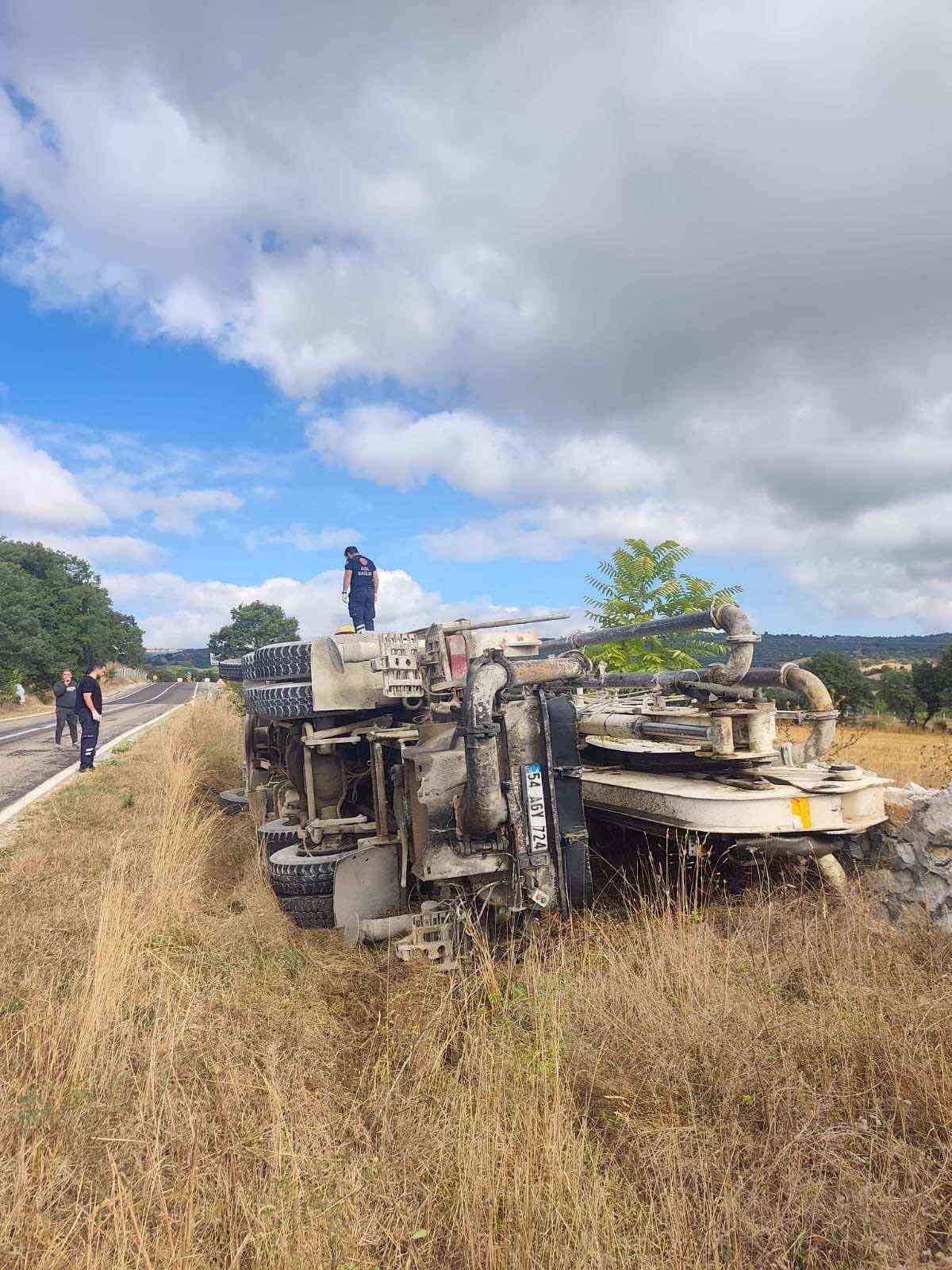 Seyir halinde kontrolden çıkan beton mikseri devrildi; 2 yaralı