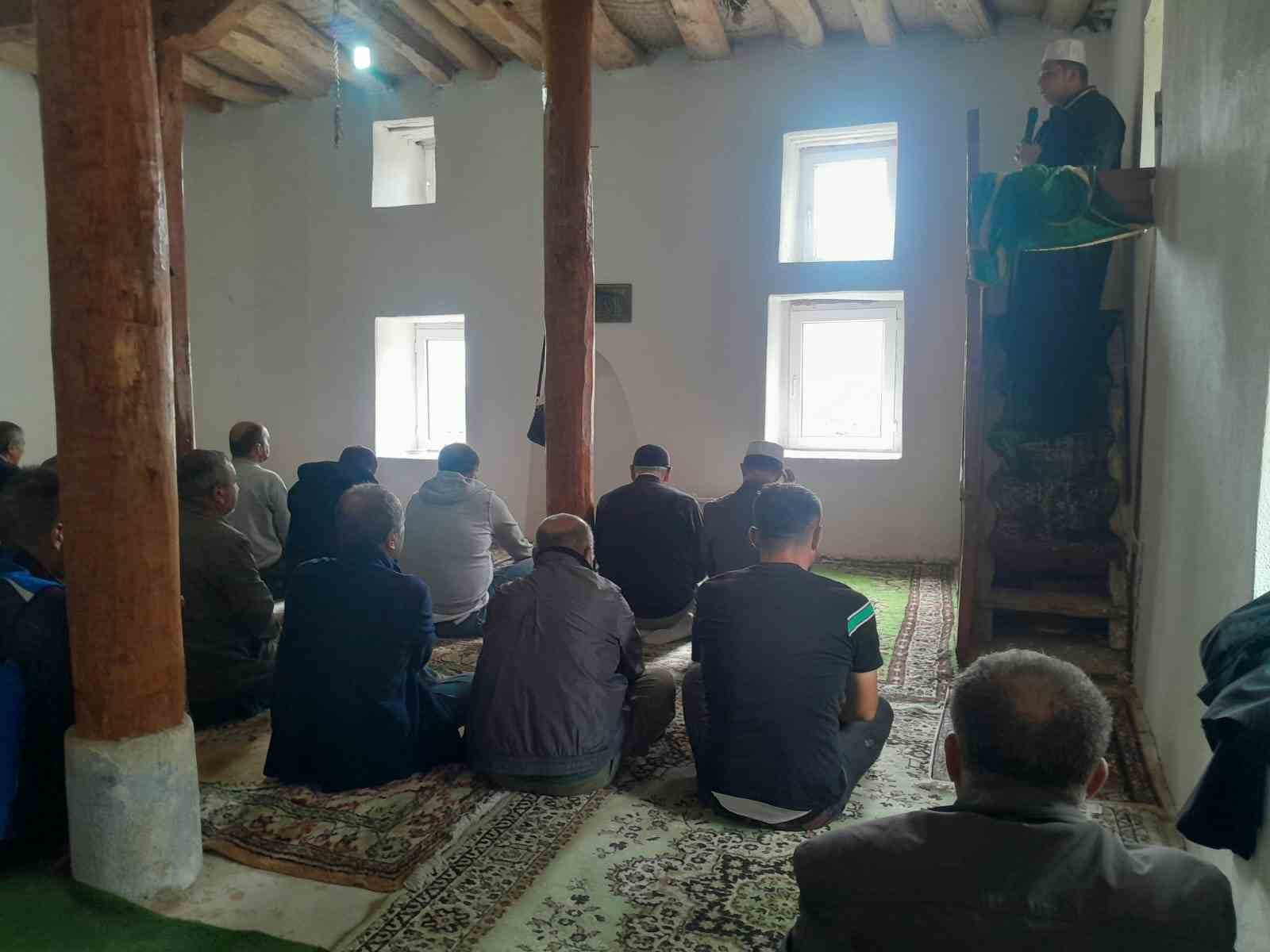 Babullu Köyü Gazi Camii’nde 50 yılın ardından Cuma namazı kılındı