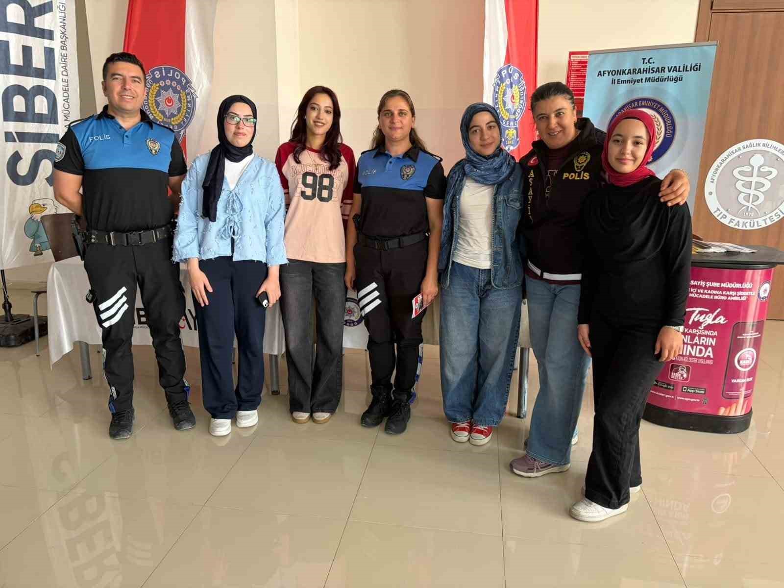 Üniversite öğrencilerine güvenlik ve siber farkındalık eğitimi