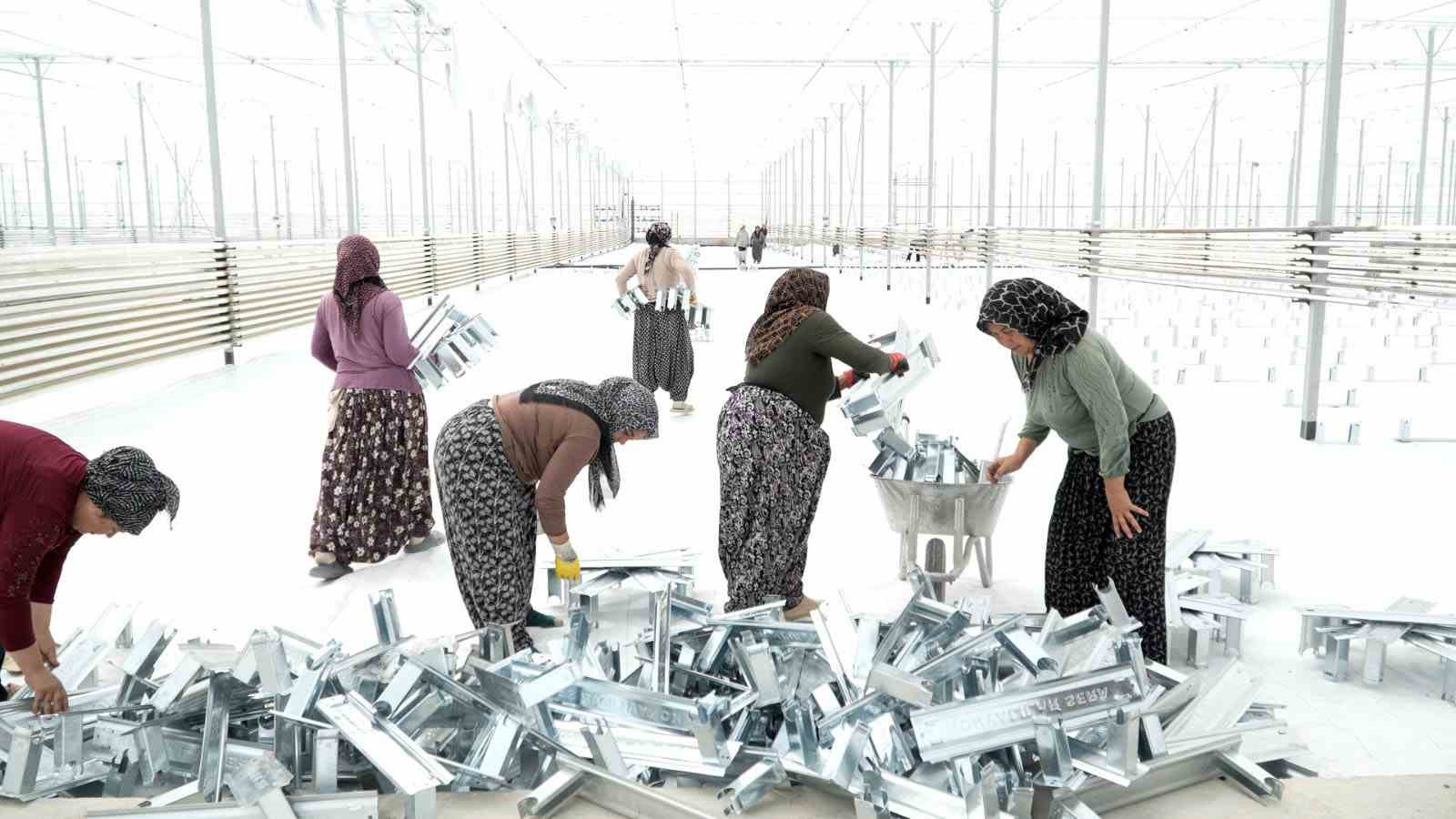 Kadınlar çalışacakları serayı kendileri yapmaya başladı