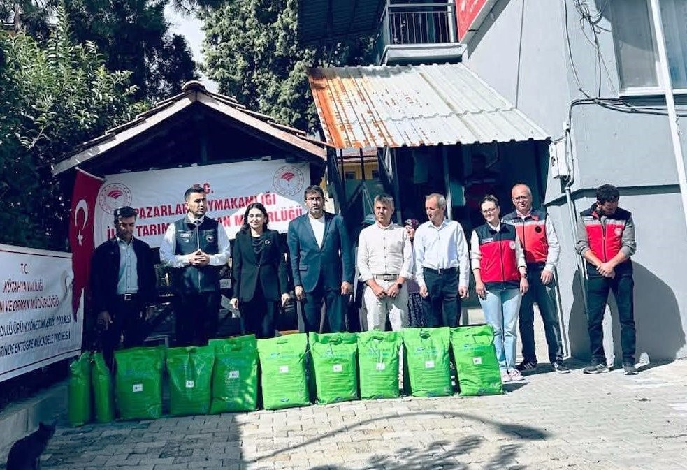 Pazarlar’da kiraz ve vişne üreticilerine yüzde 50 hibeli bordo bulamacı desteği