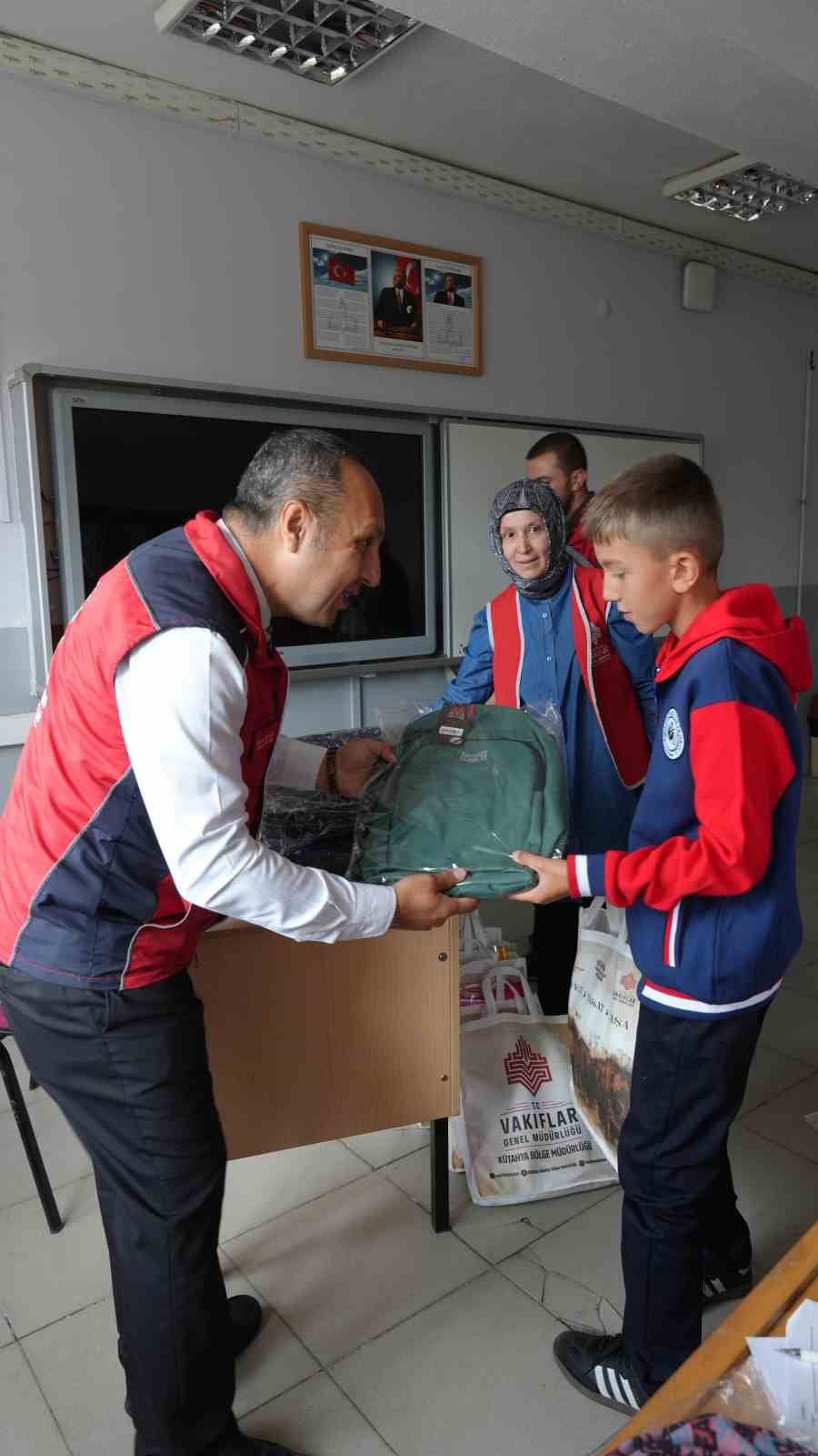 Kütahya’da köy okulundaki öğrencilere kırtasiye desteği