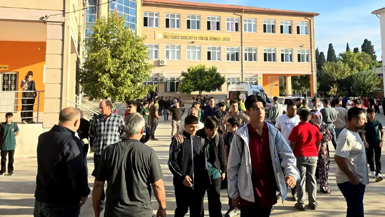 Manisa'da lise önünde silahlı saldırı