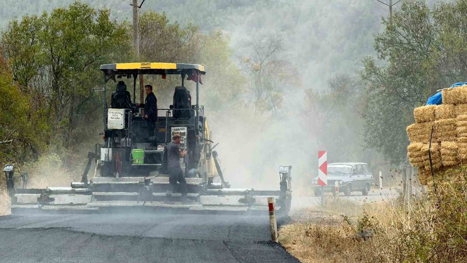 Tavşanlı’da Balıköy-Değirmisaz yolunda asfalt çalışması