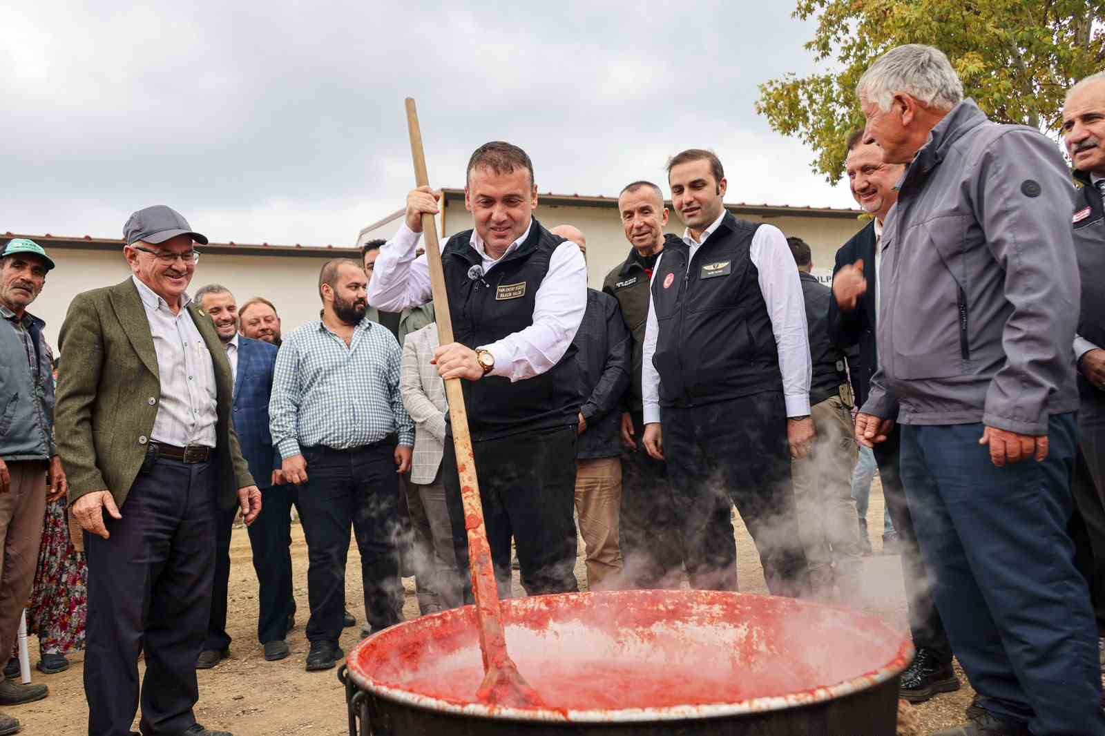 Vali Sözer salça kazanı başına geçti