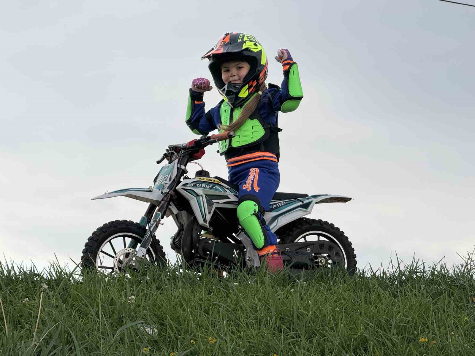 Minik İkra motosiklet ile tepeleri aşıyor, Zayn ile yarışmak istiyor
