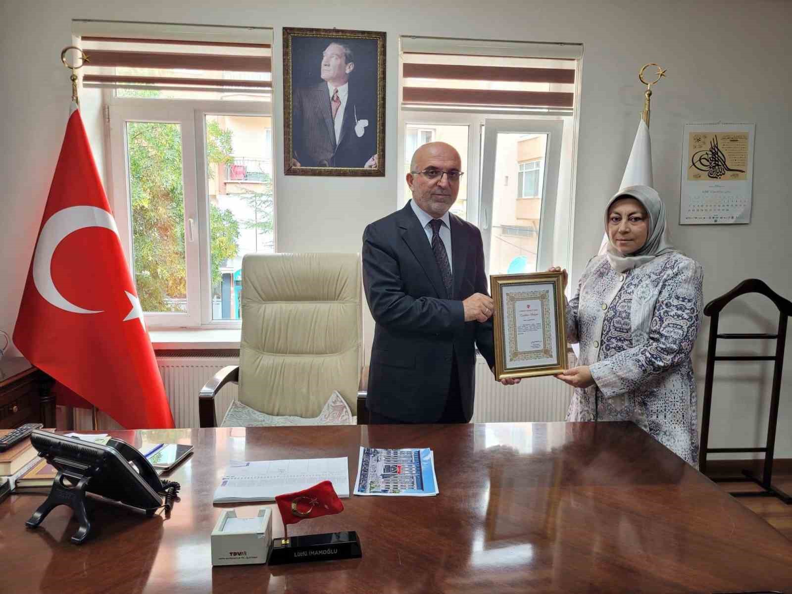 Emekli ikramiyesinin tamamını müftülük binasının yapımına bağışladı