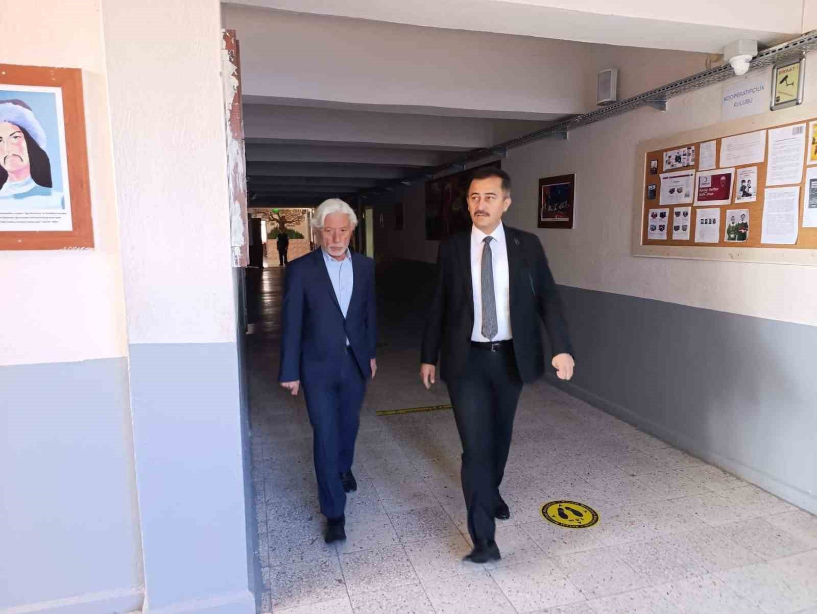 Keleş öğretmen ve öğrencilerin taleplerini dinledi