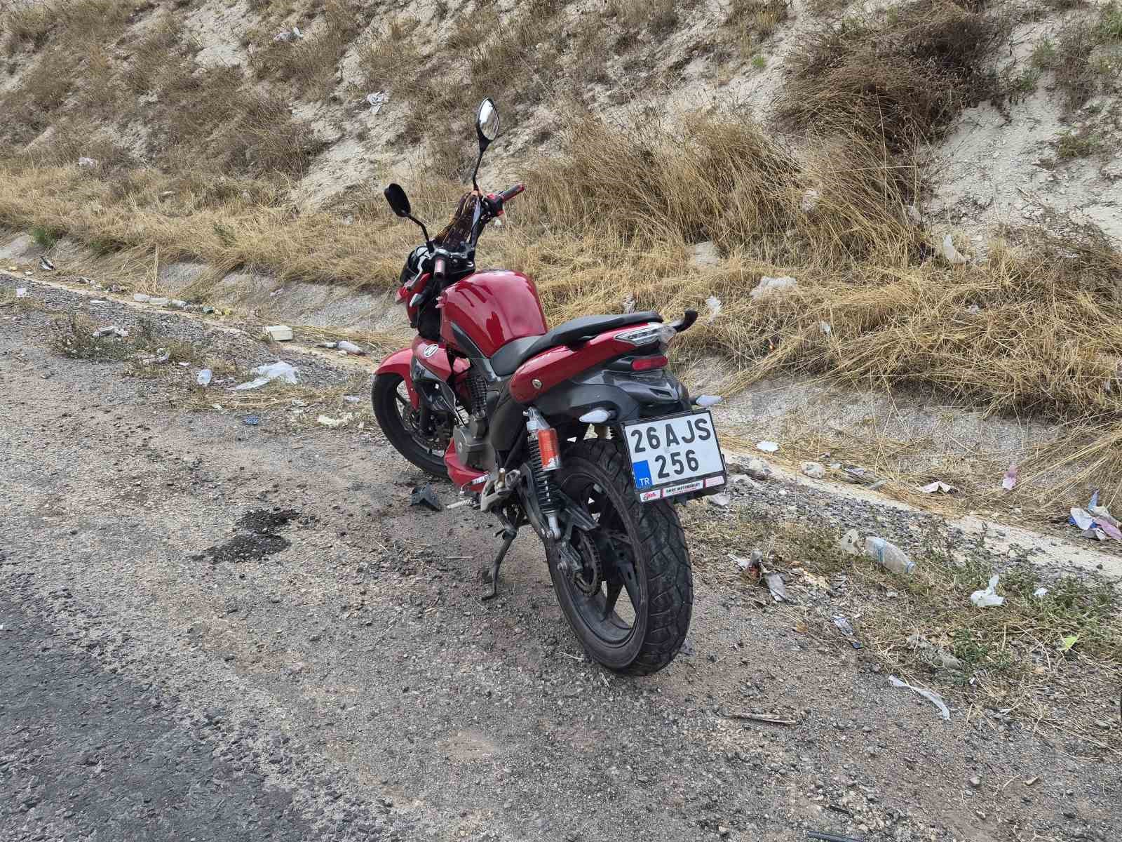 Tekeri kilitlenen motosikletten düşen sürücü yaralandı