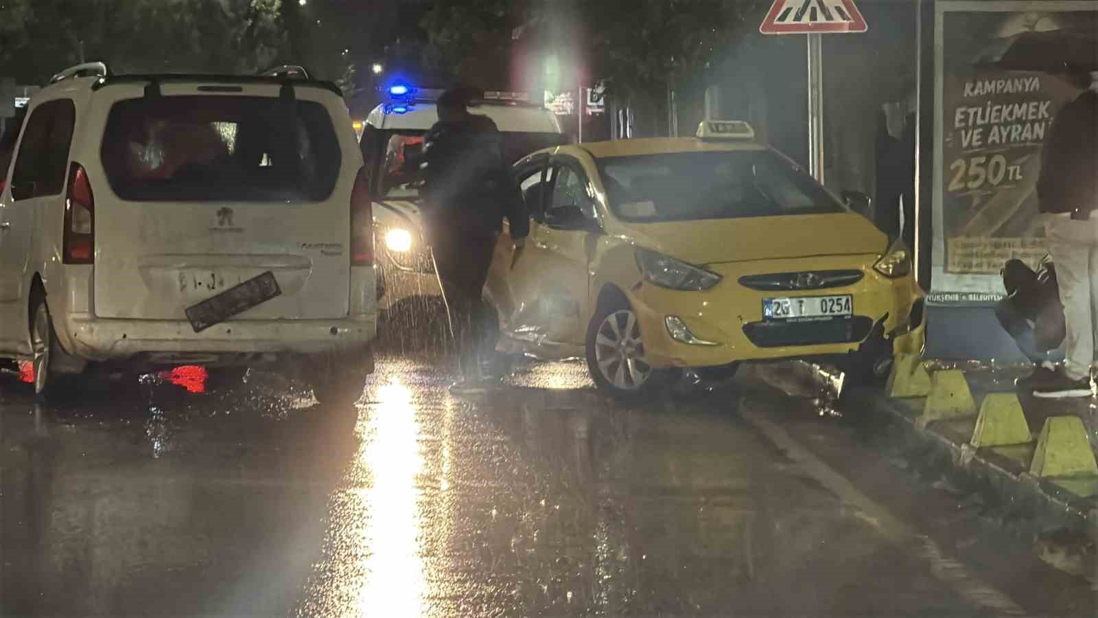Eskişehir’de taksi ile panelvan çarpıştı: 3 yaralı