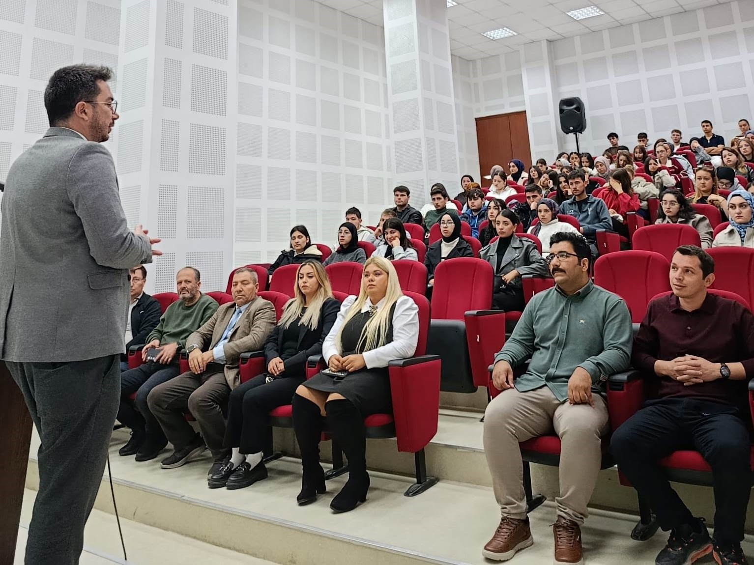 Emet MYO’da yeni öğrencilere üniversite hayatına uyum eğitimi