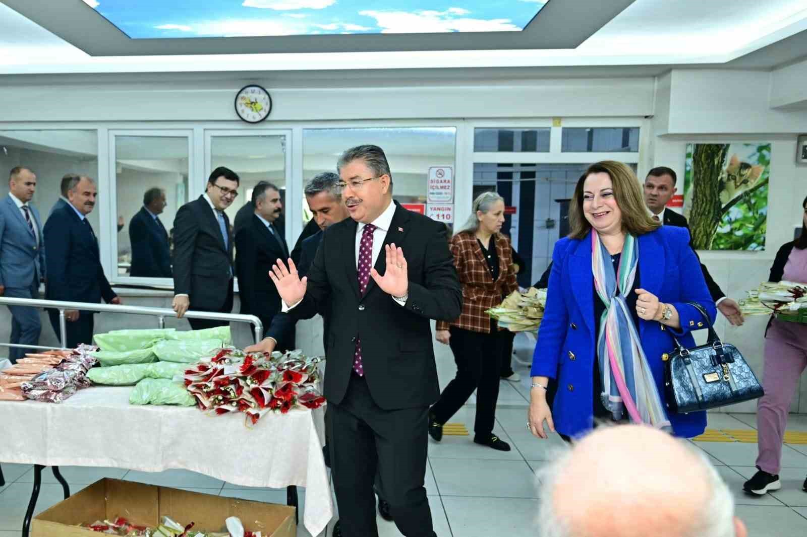 Eskişehir Valisi Dr. Erdinç Yılmaz ve eşi Şenay Yılmaz, Dünya Yaşlılar Günü’nde huzurevi sakinleriyle bir araya geldi