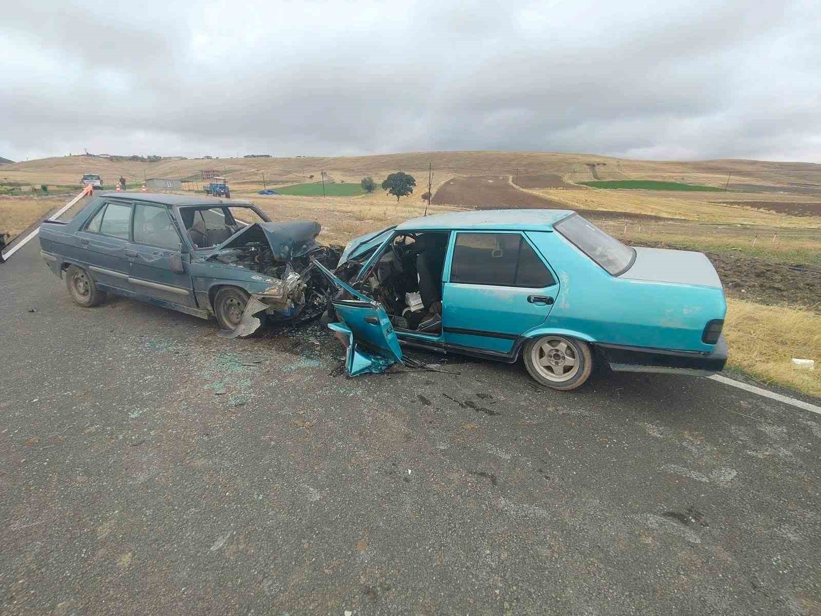 Otomobillerin kafa kafaya çarpıştığı kazada 5 kişi yaralandı