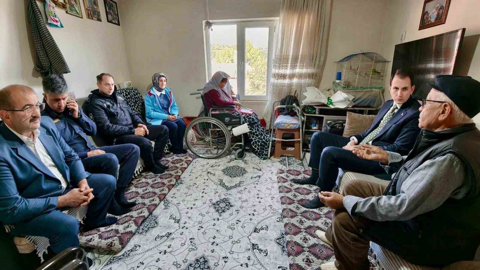 Kaymakam Atam yaşlı vatandaşları evlerinde ziyaret etti