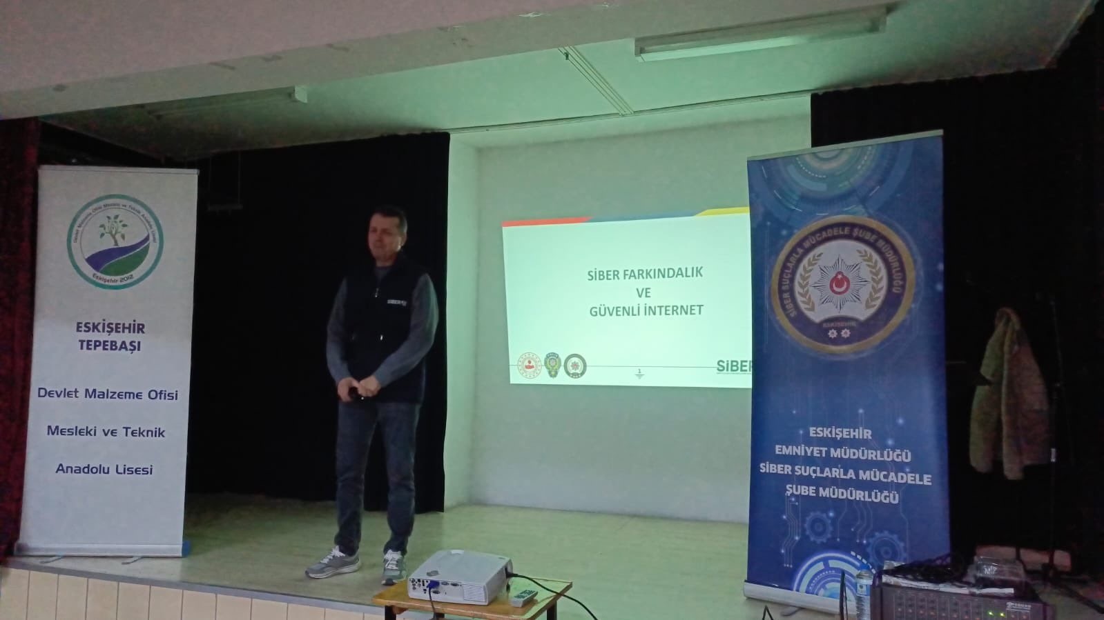 Eskişehir’de öğrenciler siber suçlarla ilgili bilgilendirildi