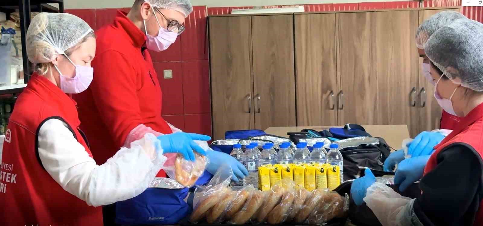 Bilecik’te günde 300 çocuğa beslenme çantası desteği