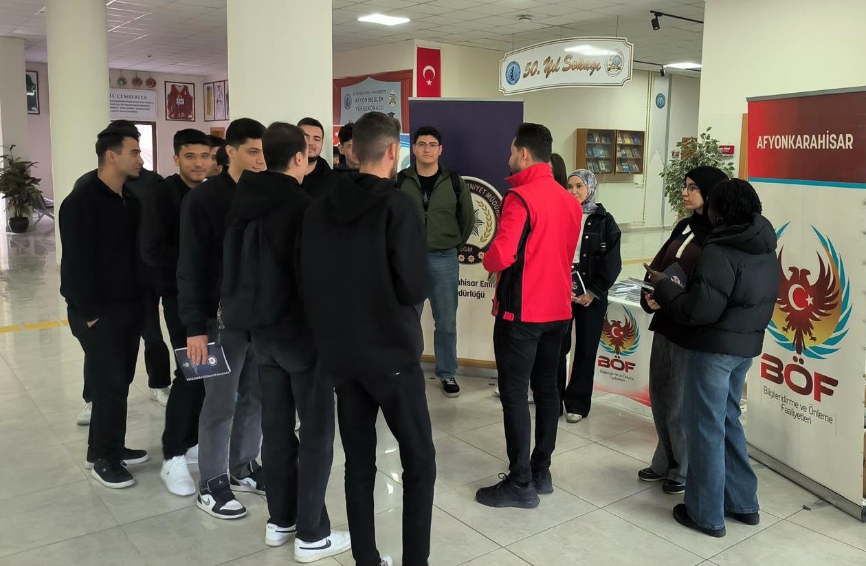 Polis ekipleri üniversite öğrencilerini bilgilendirdi